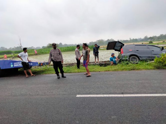 
 Kecelakaan tunggal mobil yang menabrak motor hingga masuk parit, Foto : Debrilia ( Jaring Informasi Mayangkara)