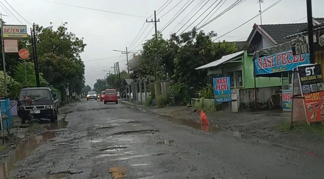 Kondisi jalan rusak di Kabupaten Blitar, Foto : April