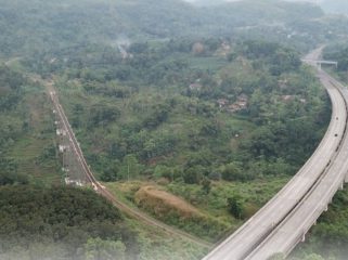 Salah satu jembatan bentang panjang di jalan tol Cipularang, Jawa Barat. Jalan tol yang beroperasi sejak 2005 itu menjadi akses penting bagi konektivitas Jakarta-Bandung. - Jasa Marga