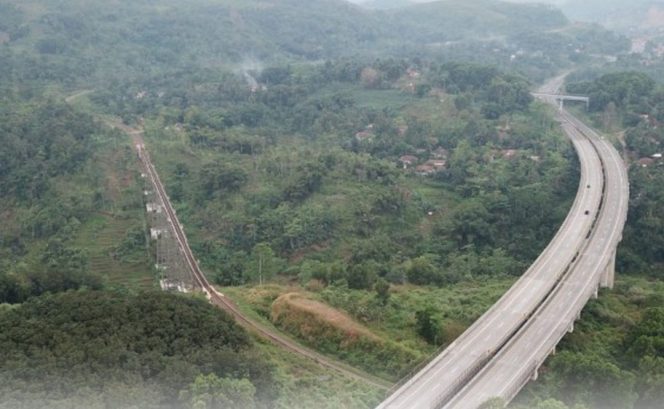 
 Salah satu jembatan bentang panjang di jalan tol Cipularang, Jawa Barat. Jalan tol yang beroperasi sejak 2005 itu menjadi akses penting bagi konektivitas Jakarta-Bandung. - Jasa Marga