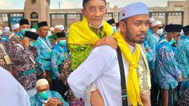 Jemaah haji asal kabupaten Blitar yang digendong petugas (istimewa)