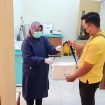 Petugas RSUD Campurdarat Tulungagung menyerahkan obat ke driver Maxim untuk diantarkan ke rumah pasien (Istimewa)