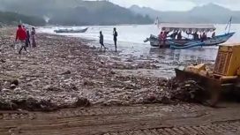 Kondisi pantai gemah saat dibersihkan dengan alat berat (Istimewa)