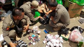 Satpol PP Tulungagung merazia rokok ilegal yang beredar di masyarakat (Dok. Satpol PP Tulungagung)