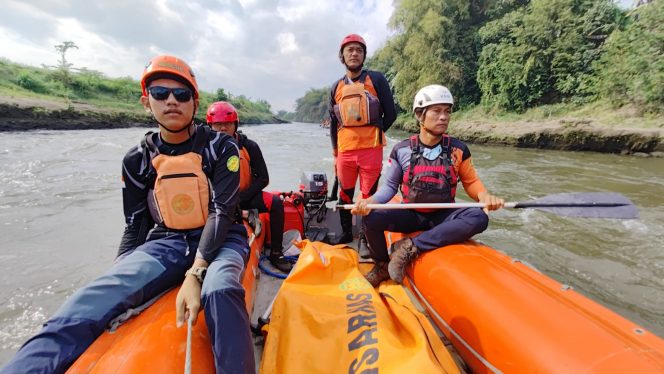 
 Tim SAR membawa jenazah korban untuk evakuasi. (dok. Basarnas Trenggalek)