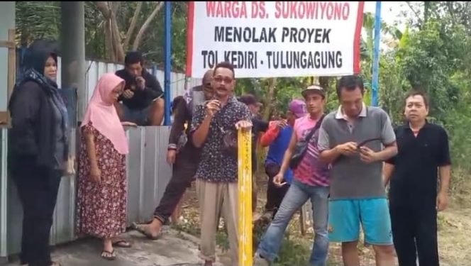 
 warga desa Sukowiyono Kec. Karangrejo melakukan aksi Penolakan Proyek Jalan Tol