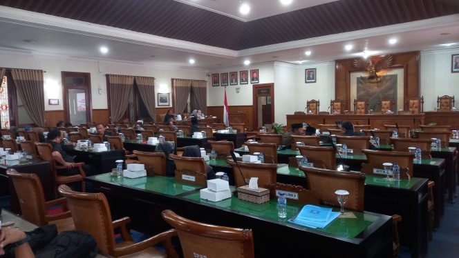 
 Sempat Molor Empat Jam, DPRD-Pemkab Tulungagung Setujui Ranperda P-APBD 2024