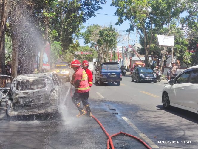 
 Baru Isi Bensin, Sebuah Mobil Terbakar Di Depan Stadion Rejoagung Tulungagung