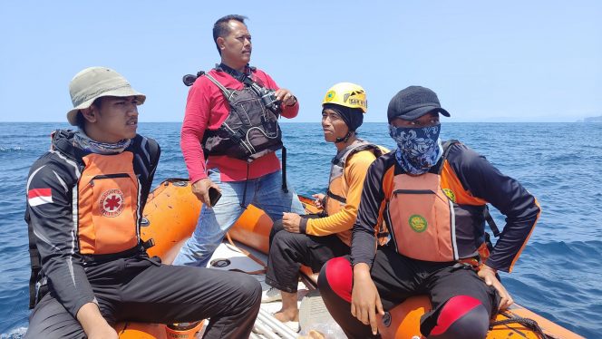 
 Tim SAR Sedang Melakukan Pencarian, Dok. BASARNAS