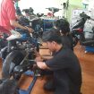 Siswa sedang belajar melakukan perbaikan sepeda motor