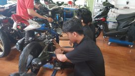 Siswa sedang belajar melakukan perbaikan sepeda motor