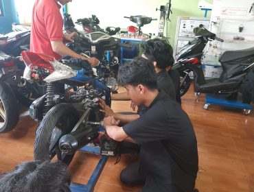 Siswa sedang belajar melakukan perbaikan sepeda motor