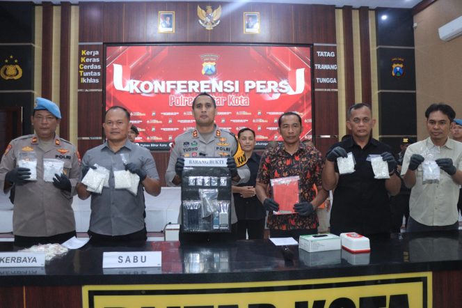 
 Dua Tersangka Pengedar Sabu dan Pil Dobel L di Blitar  Terancam Hukuman 16 Tahun Penjara