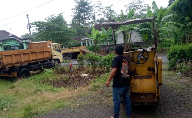 
 Proses perbaikan jalan Brongkos Kesamben Blitar