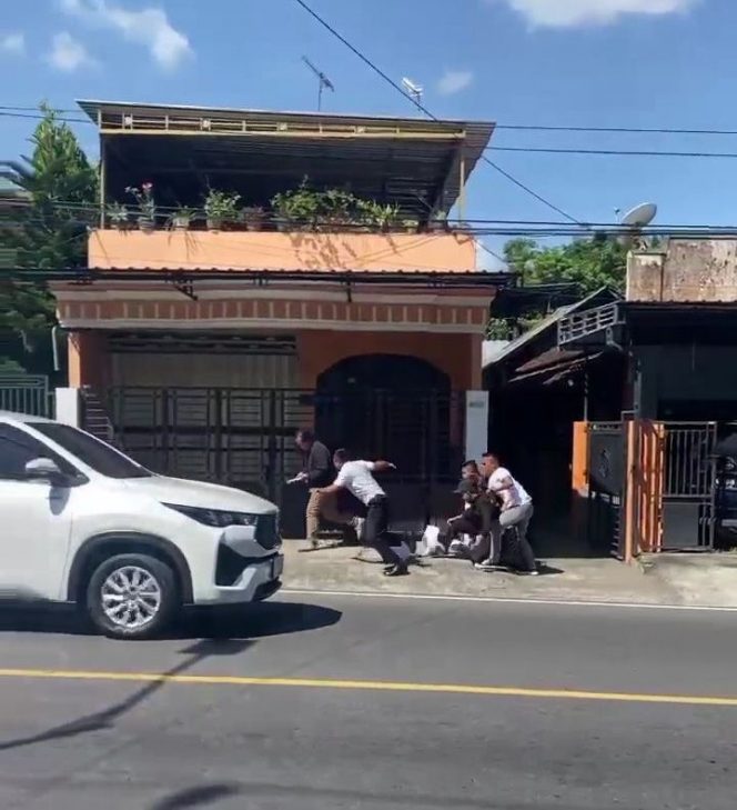 
 Viral!! 3 Aktivis Mahasiswa PMII Dihalau Paspampres saat Bentangkan Poster berisi Kritik Jelang Kedatangan Wapres Gibran di Blitar