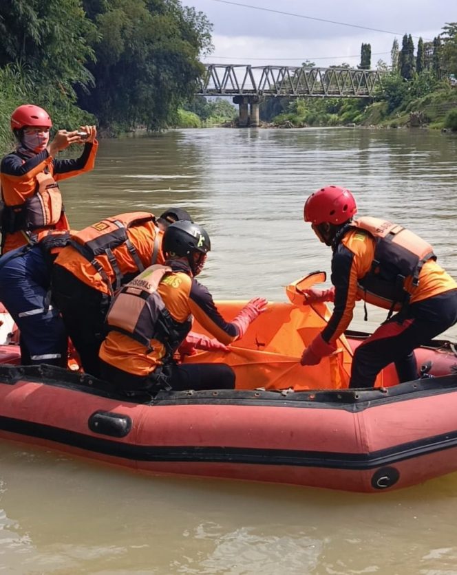 
 Pencari Rumput Asal Wateskroyo Besuki Yang Diduga Hanyut di sungai Parit Raya Tulungagung Ditemukan Meninggal Dunia