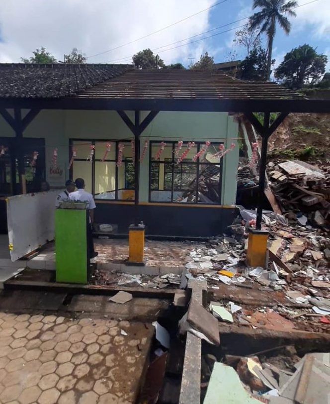 
 SDN 2 Kradinan Pagerwojo Berlakukan pembalajaran Daring Kelas 1 & 2, Setelah Terdampak Longsor