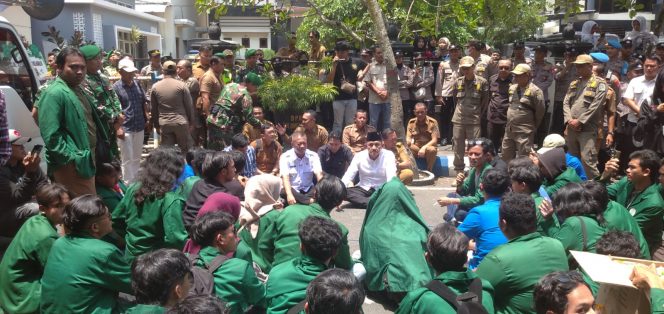 
 Aliansi Mahasiswa Tulungagung menggelar aksi Demonstrasi Tuttut Transparansi Dana BOS dan Beasiswa Dari APBD Tulungagung