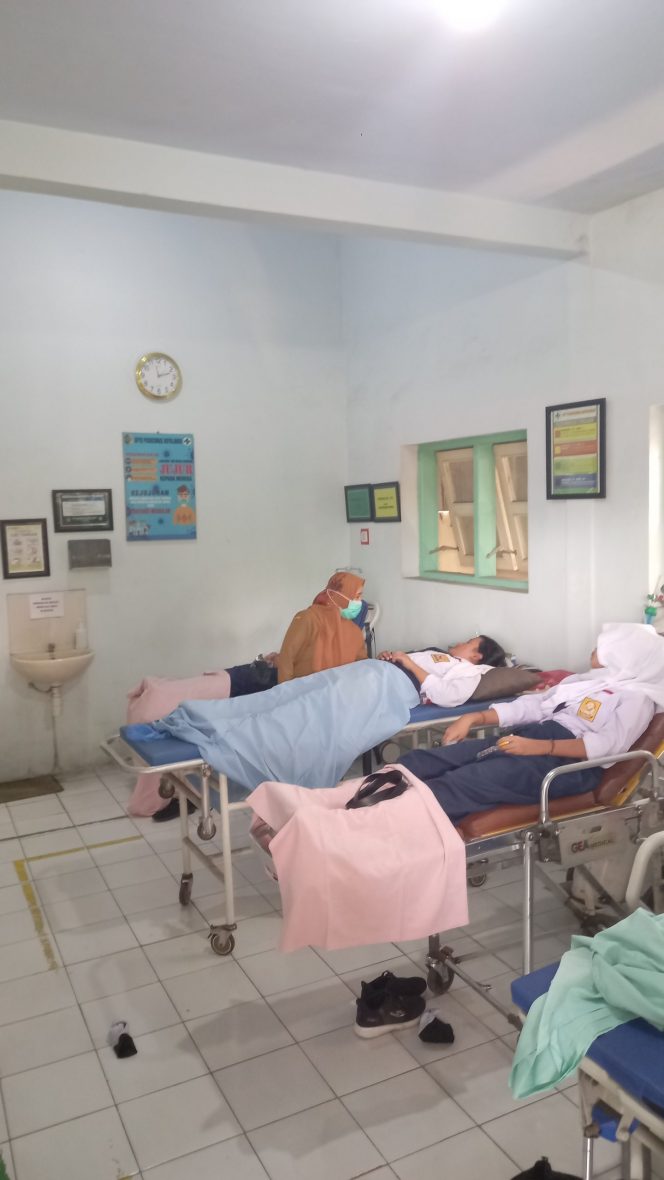 
 Puluhan Siswa SMPN 1 Boyolangu Dibawa Ke Puskesmas, Diduga Keracunan MBG