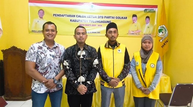 Kedua bakal Calon Ketua Golkar Tulungagung foto bersama setelah pendaftaran di kantor DPD Partai Golkar Tulungagung