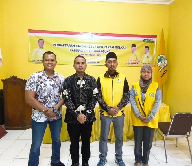 
 Kedua bakal Calon Ketua Golkar Tulungagung foto bersama setelah pendaftaran di kantor DPD Partai Golkar Tulungagung