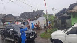 Kondisi rumah warga pasca diterjang angin kencang dan mendapat bantuan genteng.