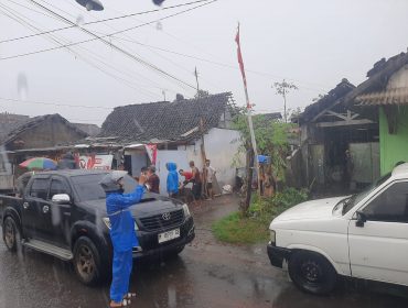 Kondisi rumah warga pasca diterjang angin kencang dan mendapat bantuan genteng.
