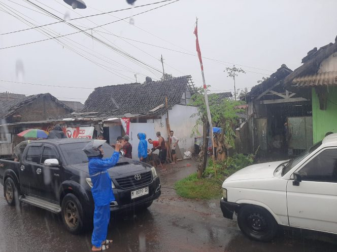 
 Kondisi rumah warga pasca diterjang angin kencang dan mendapat bantuan genteng.