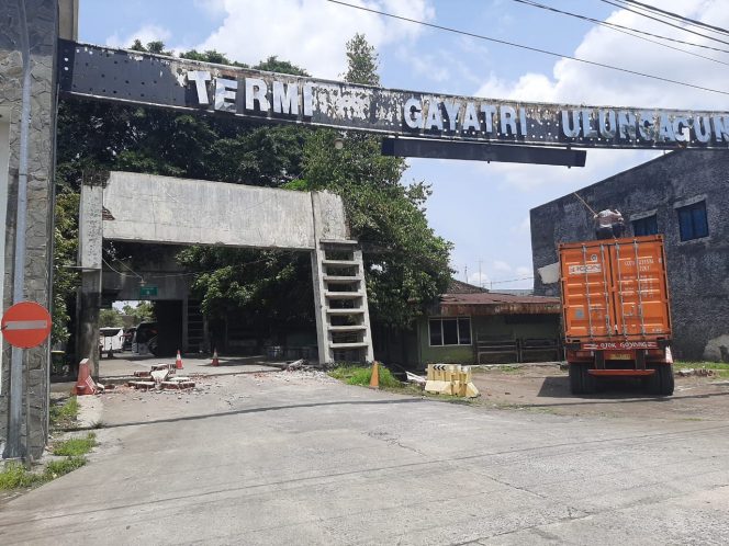 
 Gerbang Masuk Bus Terminal Gayatri Hampir Roboh Ditabrak Truk Kontainer