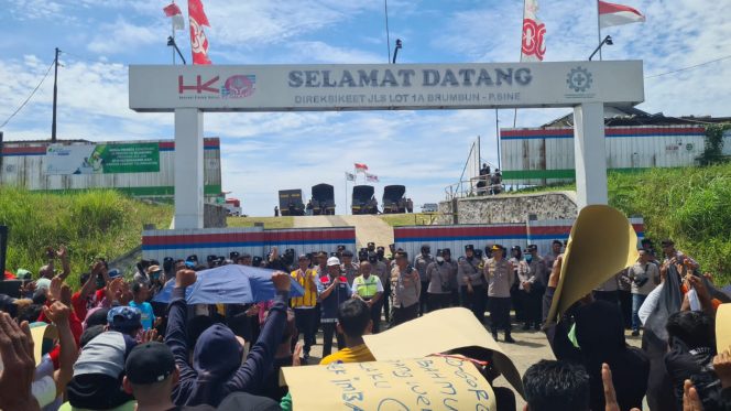 
 Ribuan Warga Ngrejo Tanggungung Gelar Unjuk Rasa Tuntut PT. HK Gala Tanggung Jawab Dampak Buruk Limbah Tanah JLS