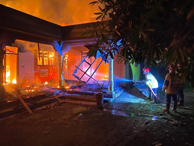 
 situasi rumah terbakar di Tulungagung. (sumber foto: DAMKAR Tulungagung)