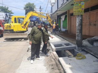 Komisi D DPRD Tulungagung saat melakukan sidak perbaikan trotoar di kawasan Simpang Empat Kemuning