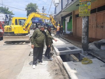 Komisi D DPRD Tulungagung saat melakukan sidak perbaikan trotoar di kawasan Simpang Empat Kemuning