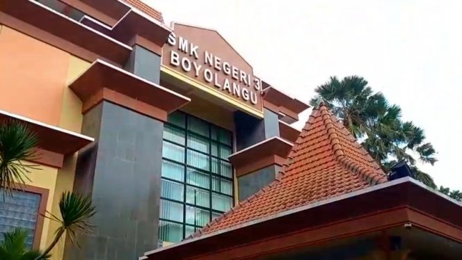
 Breaking News: Ratusan Siswa SMKN 3 Boyolangu Sakit Perut Setelah Menyantap Menu MBG