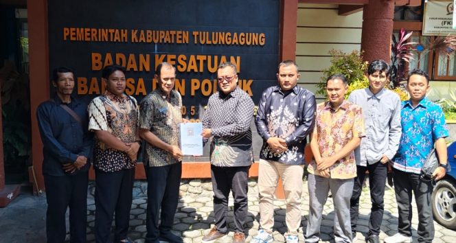 
 Klaim Kepengurusan Yang Sah, PSHT Tulungagung Kubu Ketum Muhammad Taufiq serahkan SK ke Bakesbangpol