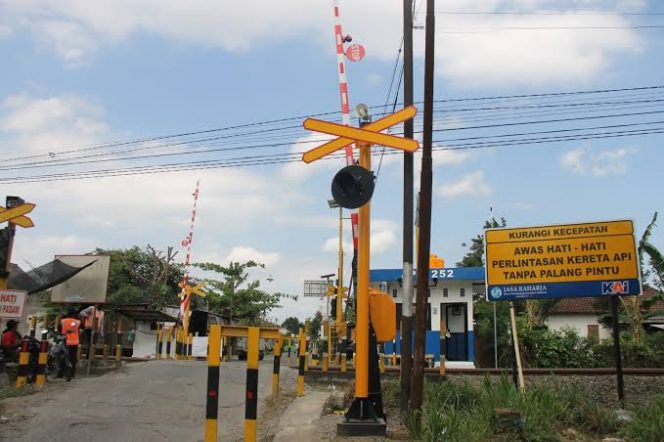 
 Pilih Memakai Jasa Pihak Ketiga, Dishub Tulungagung Akhirnya Operasikan 11 Palang Pintu Perlintasan KA