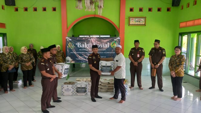 
 Kejari Tulungagung Bagikan Santunan dan Sembako di Ponpes Nurul Iman Ketanon