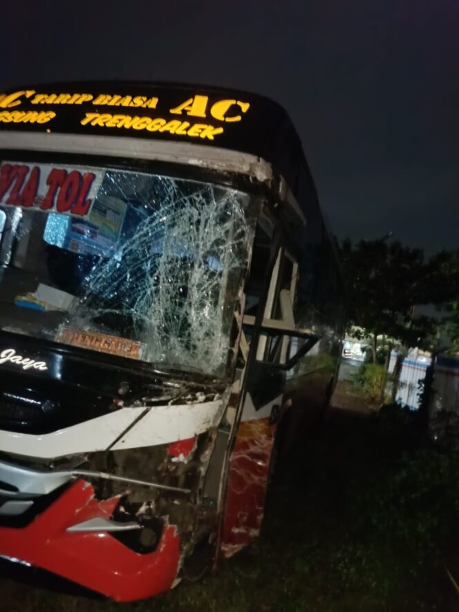 
 Melewati Batas Marka Jalan, Bus Harapan Jaya Adu Banteng Dengan Truk di Utara Jembatan Ngujang 1 Tulungagung