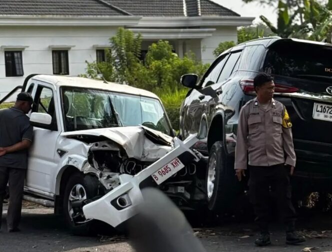 
 Mobil Pick Up KDMP Adu Banteng Dengan Fortuner di Blitar