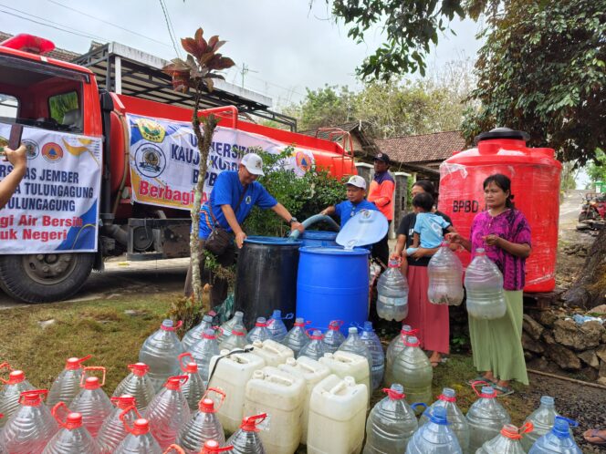 
 UNEJ dan KAUJE Salurkan Air Bersih di Wilayah Terdampak Kekeringan di Tulungagung